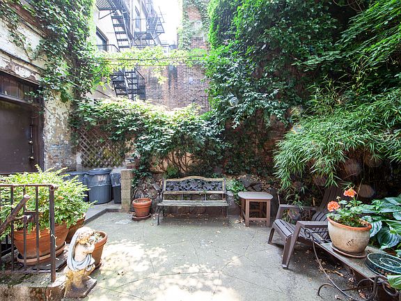 4th image of 228 W 13th St #2D