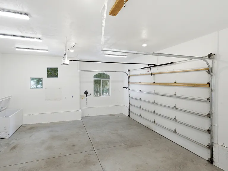 722 W Webb Rd — Photo 45