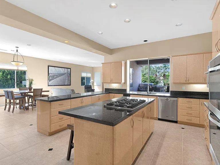 8 Macbeth Ct — Photo 30