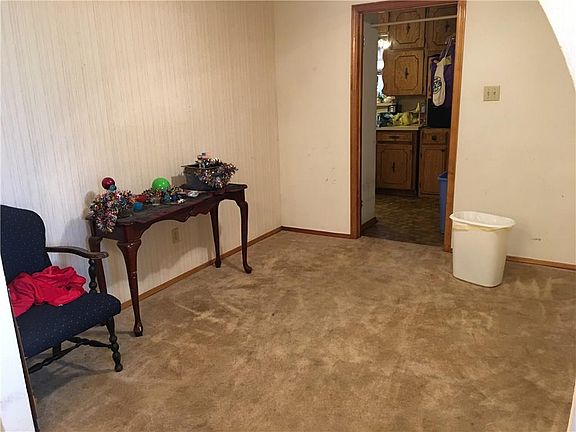 3rd image of 425 Glenwood Ter