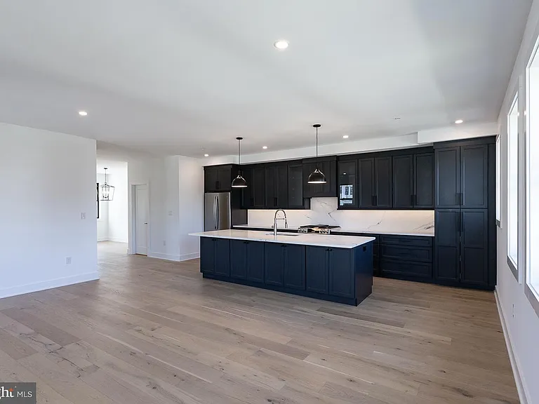 981 Henry Ave — Photo 10