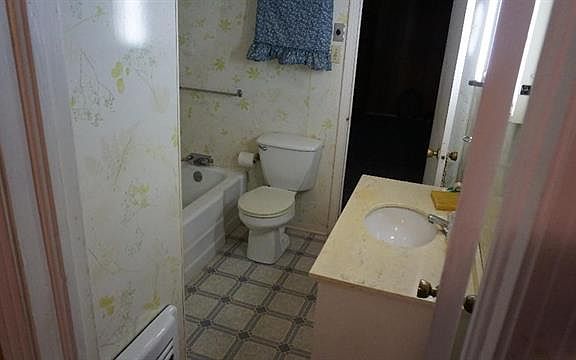 2nd image of 713 Old London Ln
