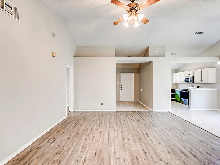 2015 Newton Dr — Photo 10