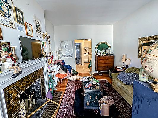 2nd image of 10 W 76th St APT 5B