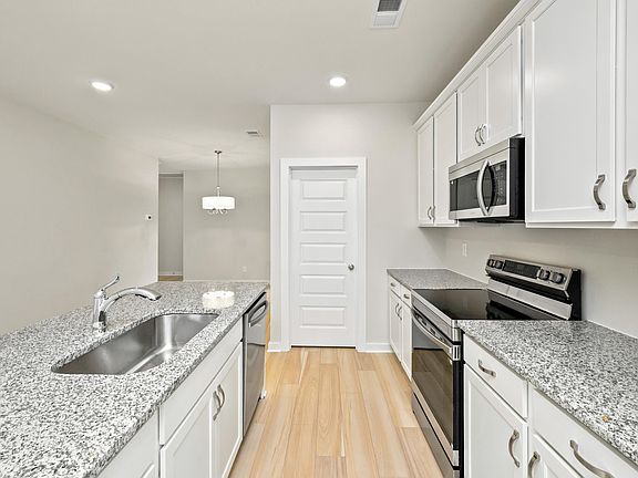3rd image of 1017 Grand River Blvd W