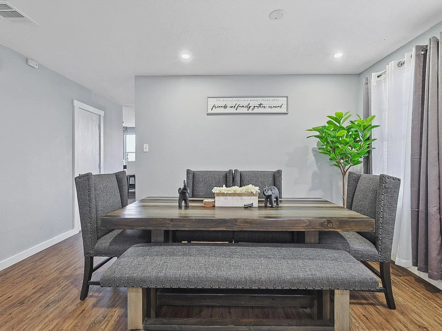 3 bed, 2.5 bath, 2313 sqft, $7,900 — Photo 2