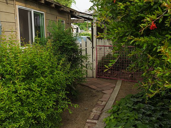 2nd image of 625 1/2 Adams Ave
