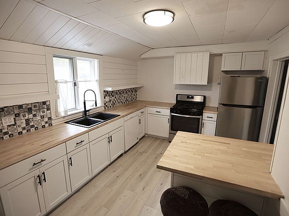 2nd image of 826 Pennoyer Ave #1