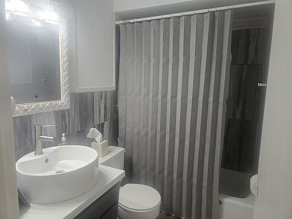 5th image of 10425 S Hale Ave APT 1C