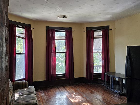 2nd image of 818 Broadway St #2