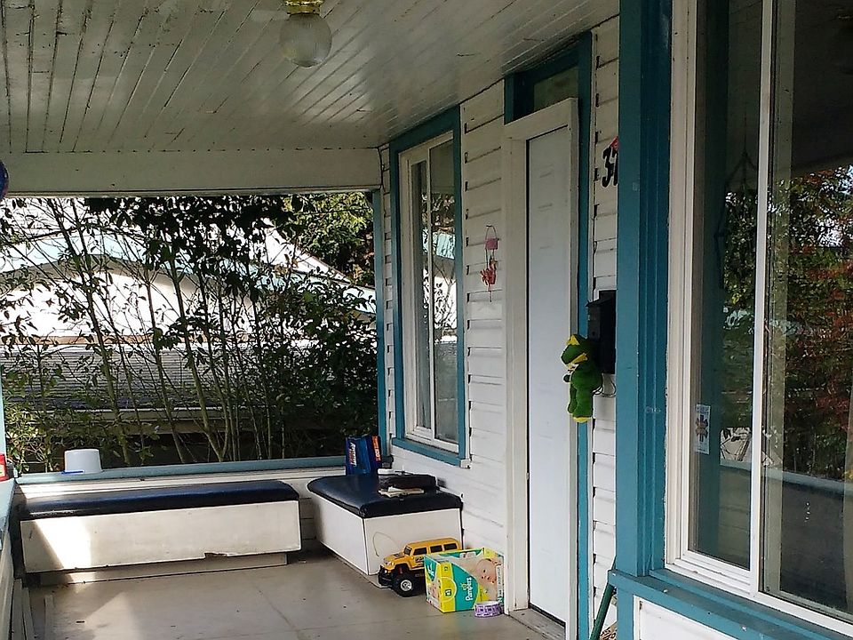 2nd image of 377 SE Ella St