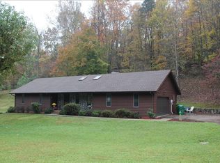104 Rustic Highlands Rd, Hurricane, WV 25526
