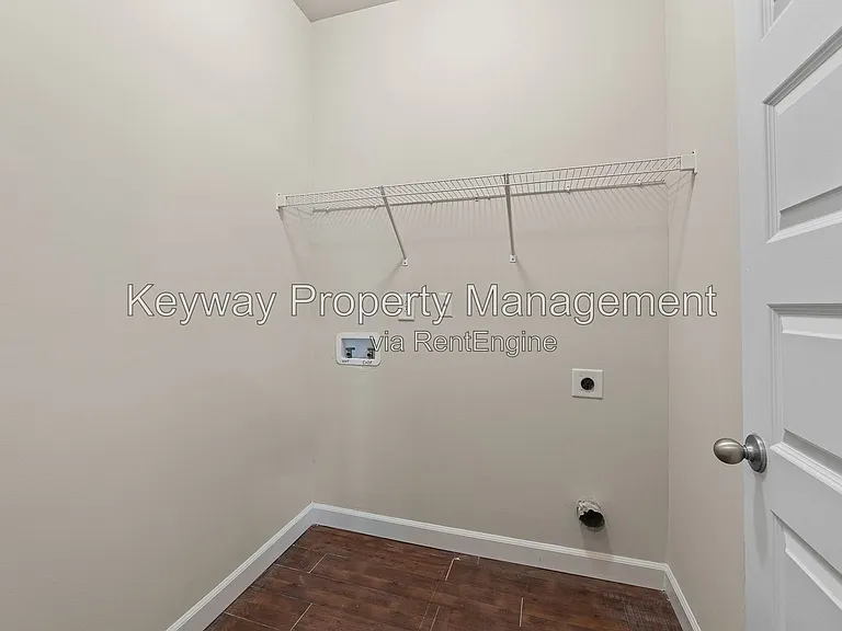 910 Clover Ct — Photo 23