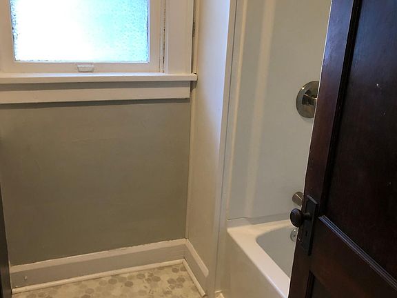 2nd image of 402 N Oakland Ave