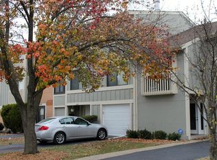 546 N Woodfield Trl, Roselle, IL 60172