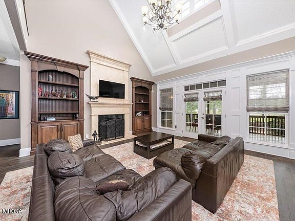 4th image of 305 Heydon Ct