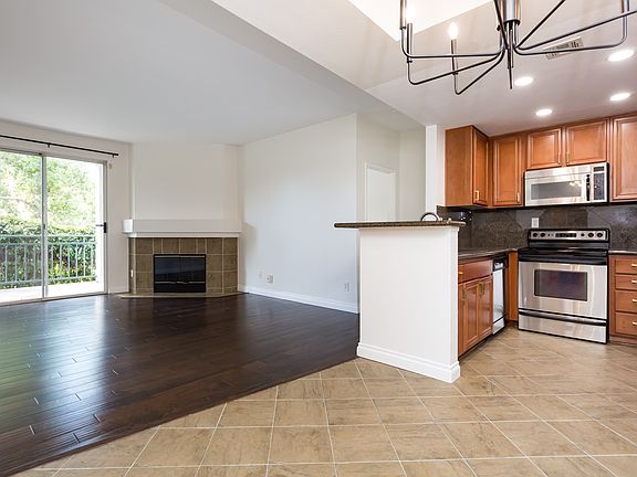 2nd image of 2050 Camino De La Reina Unit 112