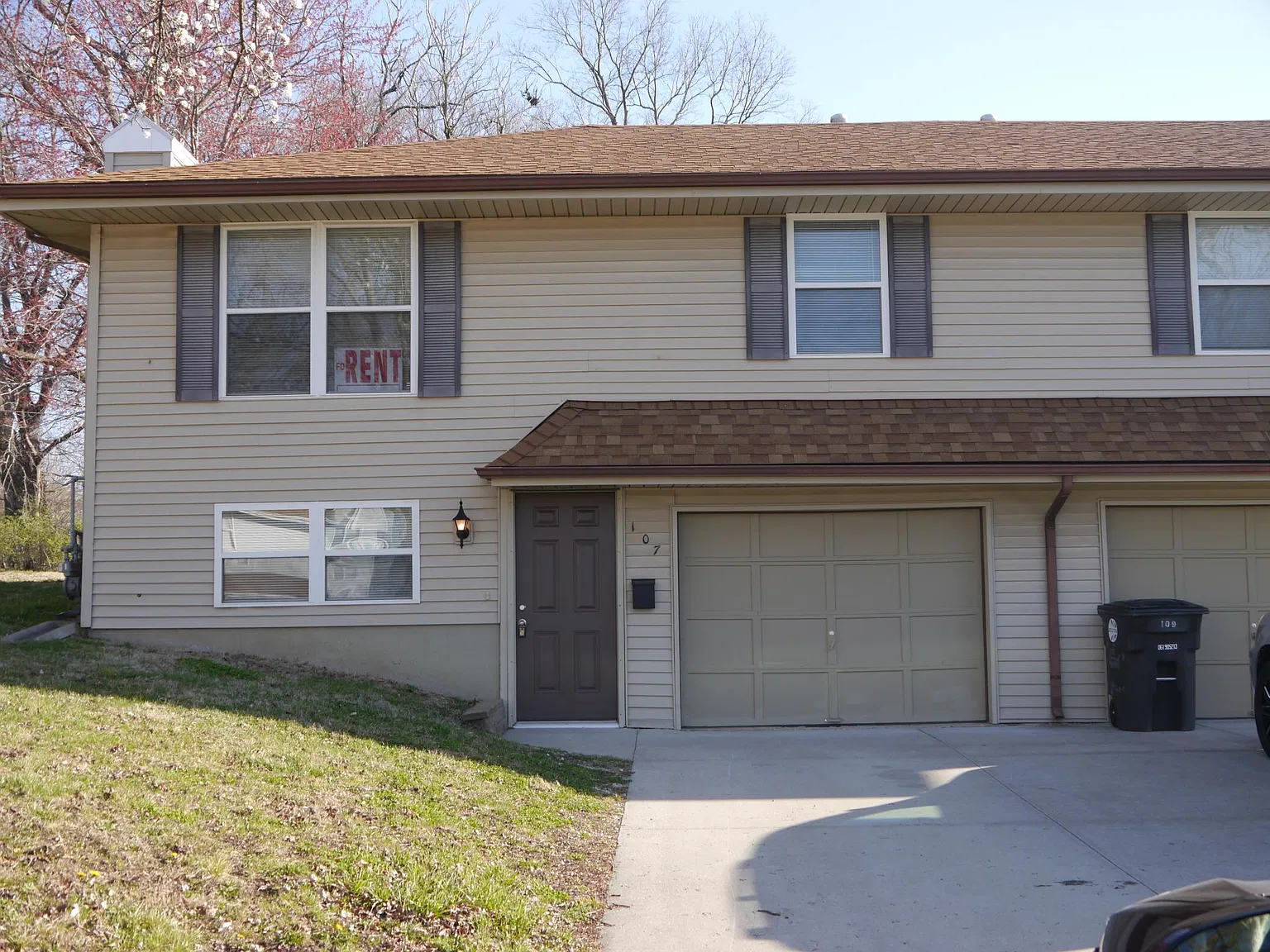 3 bed, 1.5 bath, 1200 sqft, $1,300 — Photo 1