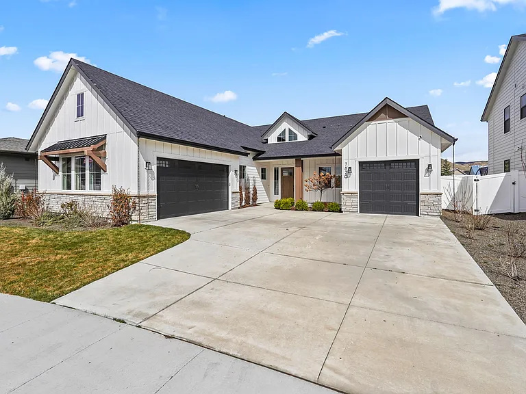 7820 W Cardinal Dr — Photo 1