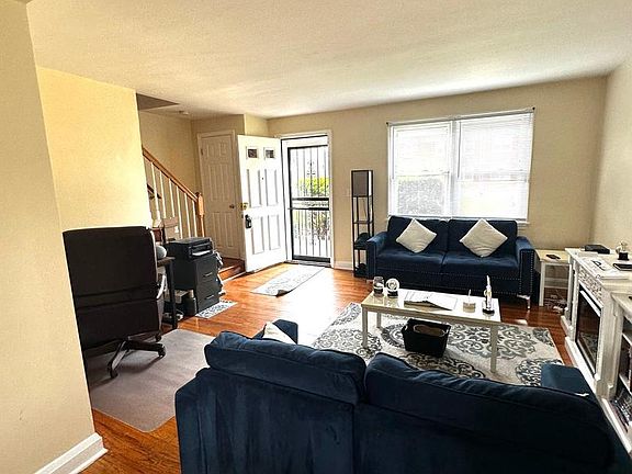 5th image of 912 Evesham Ave