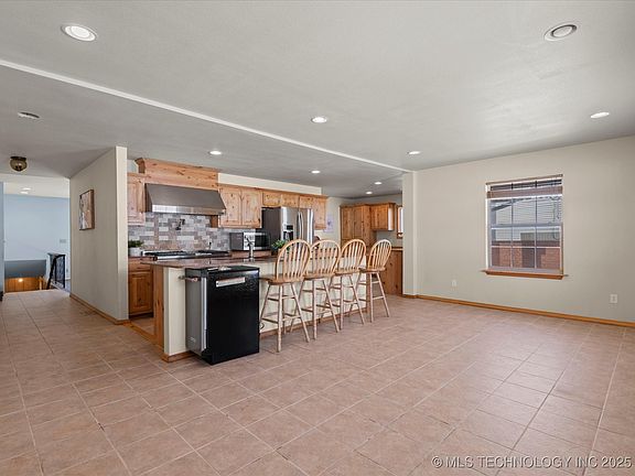 4th image of 145 SE Fleetwood Pl