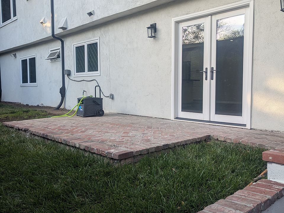 yard space / main entrance