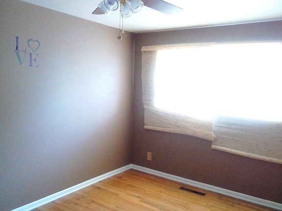 3rd image of 690 Crestview Ave