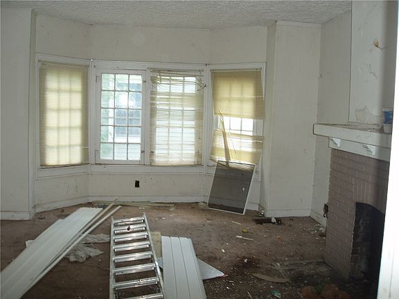 4th image of 1020 N Centennial St