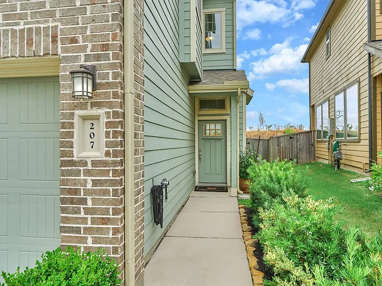 207 Biltmore Loop — Photo 3