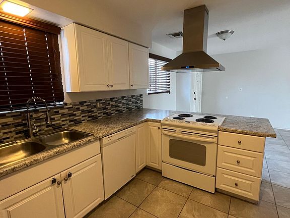 3rd image of 422 N La Cholla Blvd