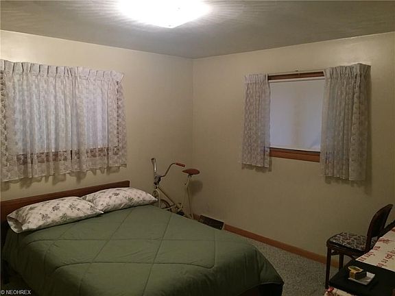 3rd image of 4672 Montrose Ave