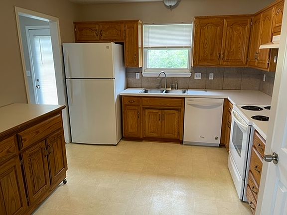 3rd image of 830 Village St