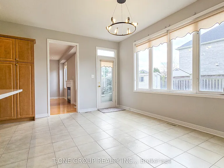106 Castleglen Blvd — Photo 9