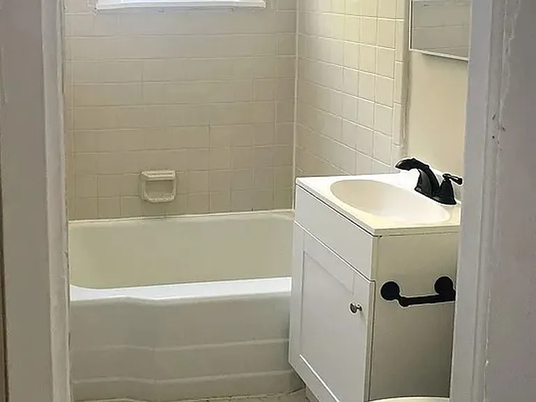 114 Blackburn Ave — Photo 10
