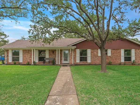 1208 Broadmoor Dr, Bryan, TX 77802