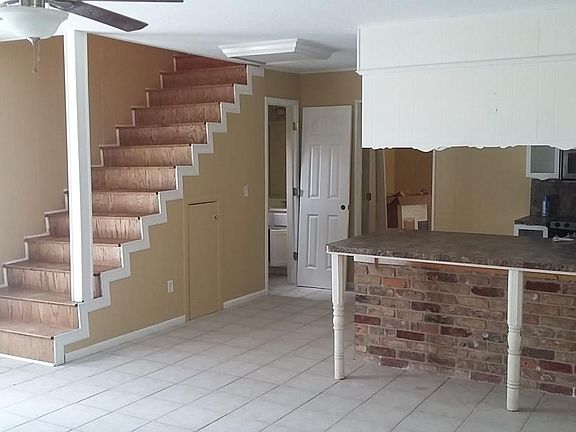 3rd image of 105 Ash Ln