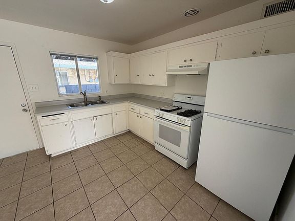3rd image of 150 E 24th St #152