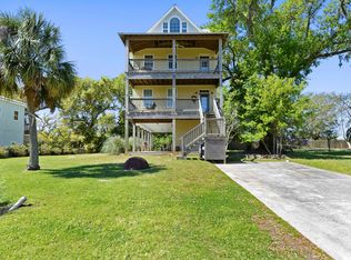 123 Sarahs Ln, Waveland, MS 39576