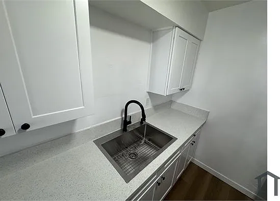 1358 W 37th St #2 — Photo 8