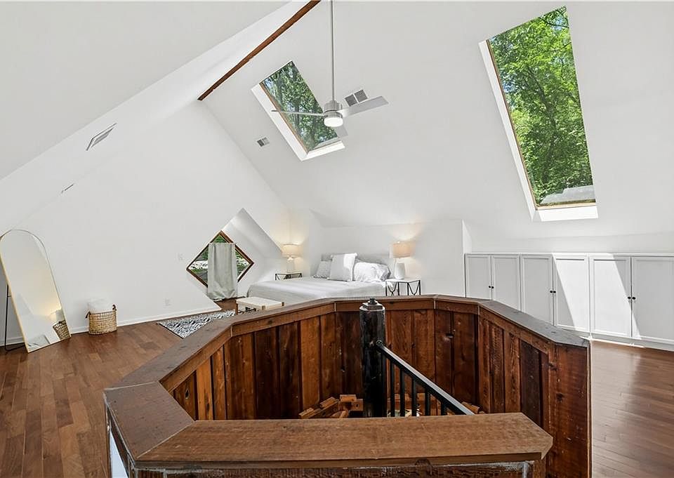 24th image of 2965 Pond View Ct