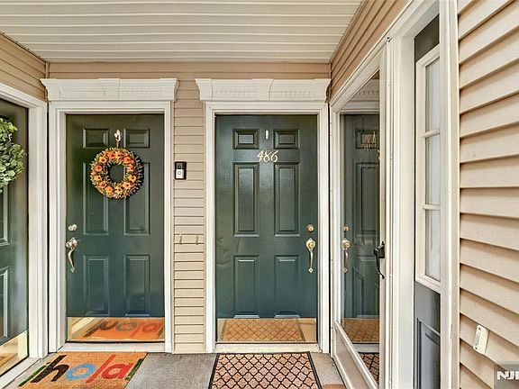 5th image of 486 Cambridge Dr