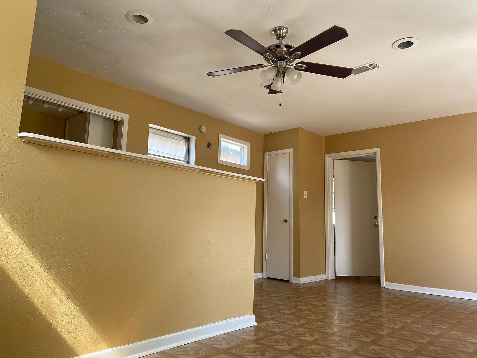 1501 N Travis St — Photo 2