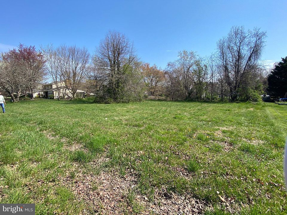 1st image of Columbia Ln