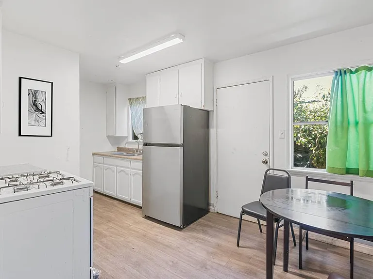 3833 S Grand Ave — Photo 5