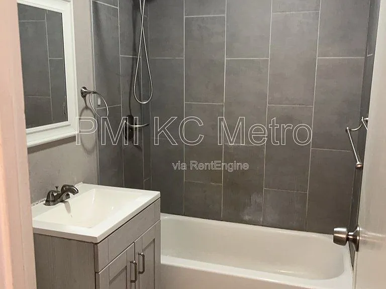 8304 E 110th Ter — Photo 2