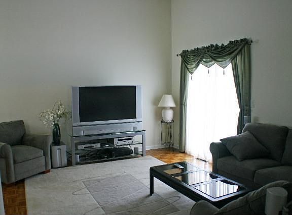 5th image of 7 Sanders Farm Dr