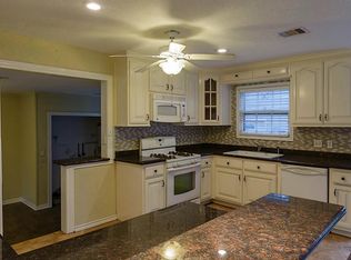 2710 N Houston Dr, La Marque, TX 77568