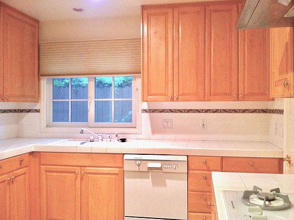 3rd image of 1144 Yale St APT 8