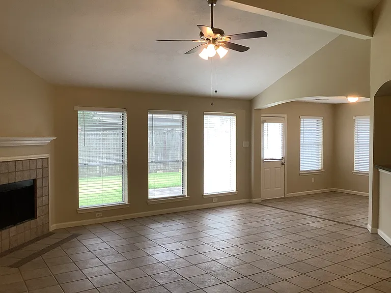 1423 Hunter Green Ln — Photo 5