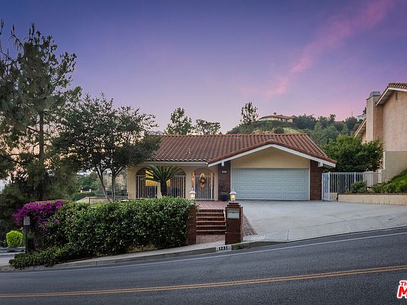 2nd image of 1231 E Tujunga Ave
